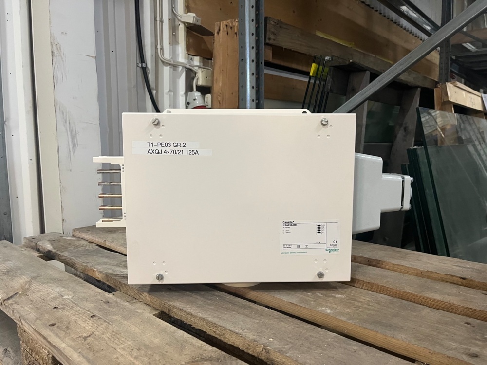 1587630-1 Schneider Canalis KSA250AB4 Inlet box 250A for busbar system 2 pcs