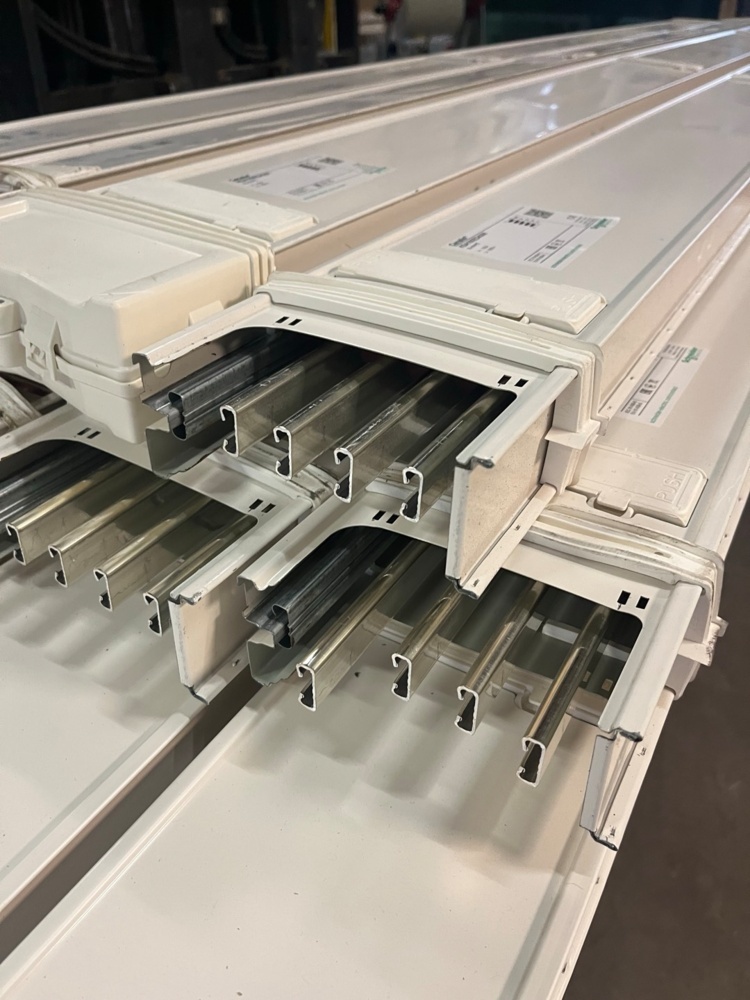 1587631-2 Schneider Electric Canalis KSA160E 8 pcsD4306