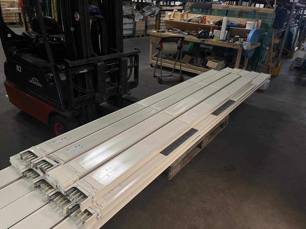 1587631-1 Schneider Electric Canalis KSA160E 8 pcsD4306