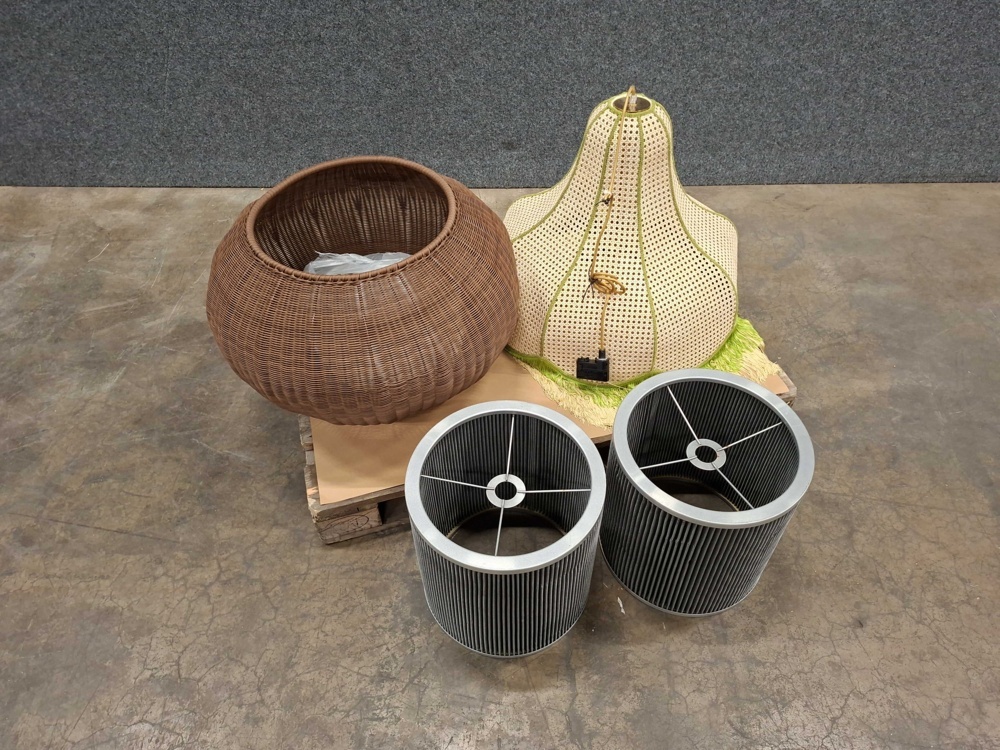 1587504-1 4 lampshades