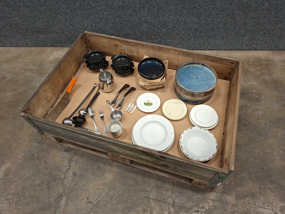 1587506-1 Plates, kitchen utensils, etc.