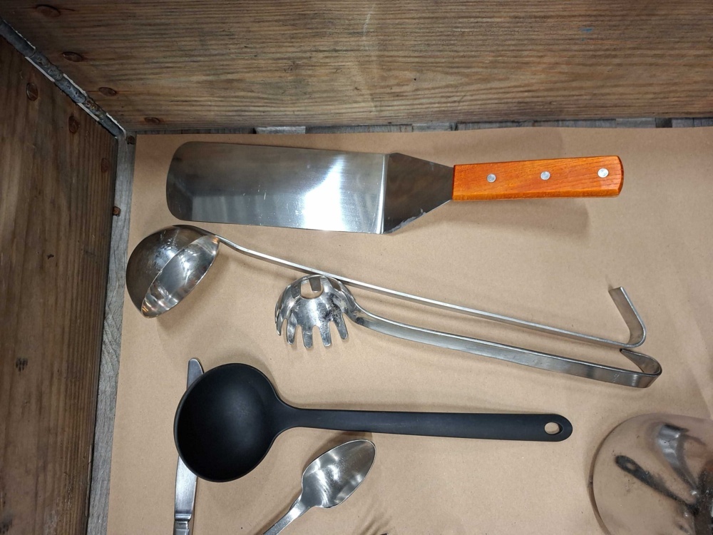 1587506-2 Plates, kitchen utensils, etc.