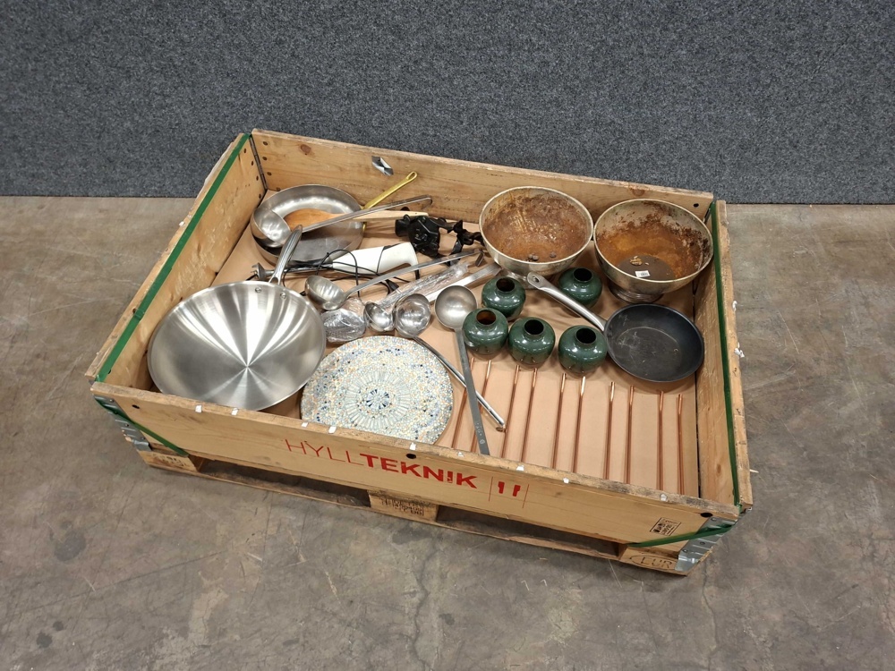 1587507-1 Frying pans and interior details