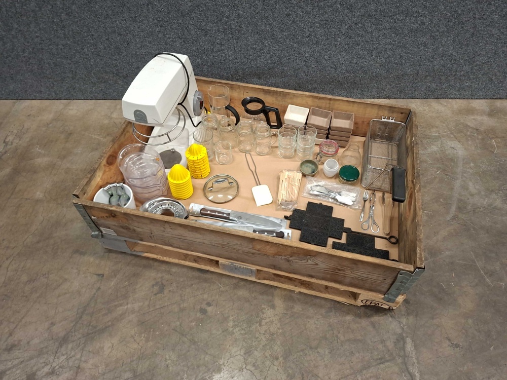 1587508-1 Lot with various kitchen utensils