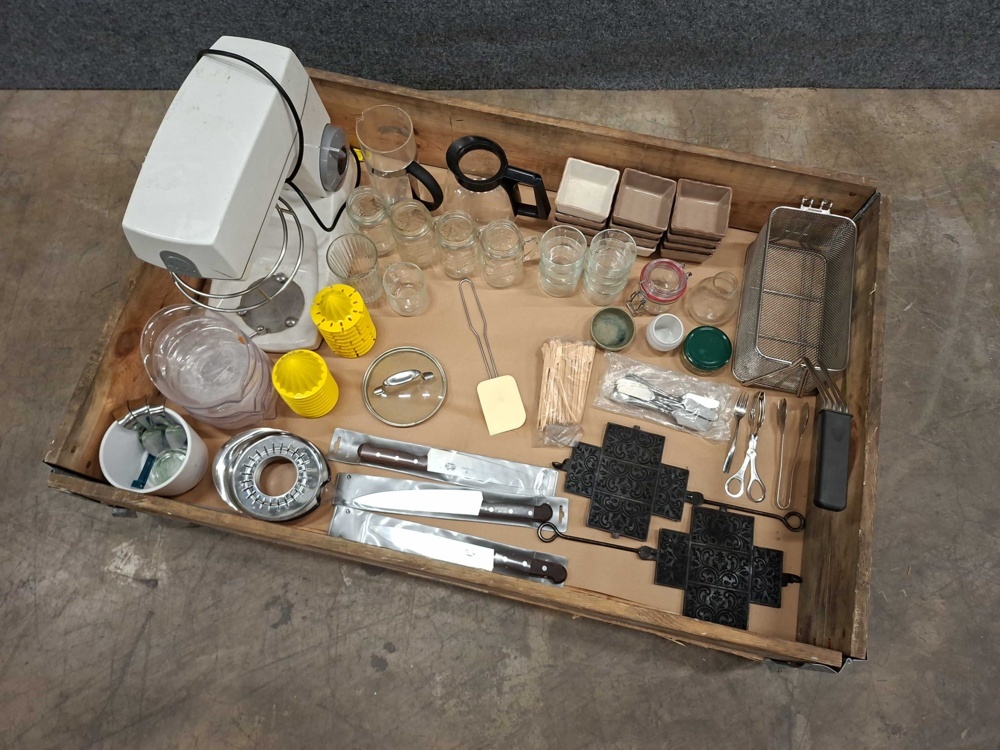 1587508-2 Lot with various kitchen utensils