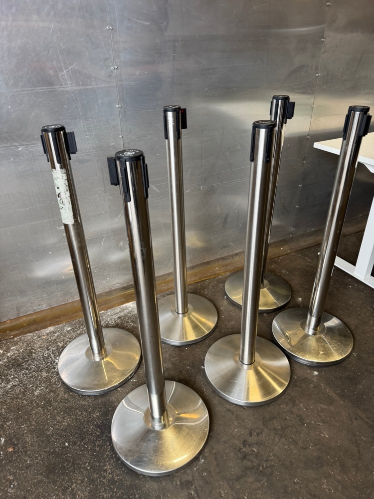 1406101-2 Barrier posts