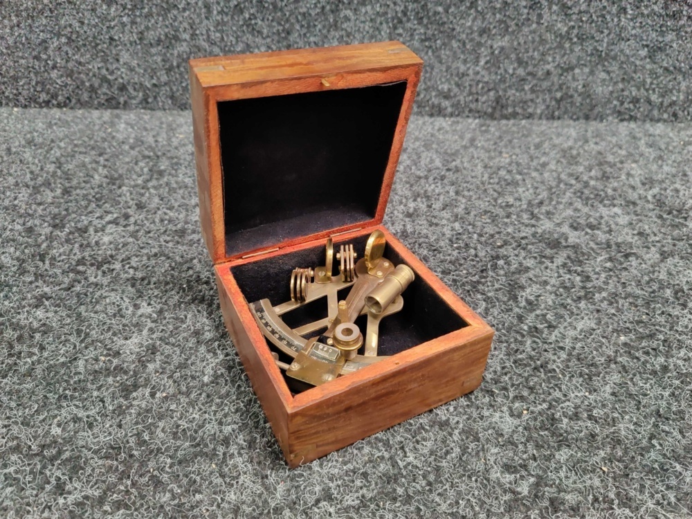 1588686-1 Brass sextant in antique/nautical look