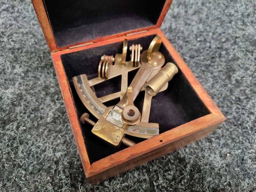 1588686-5 Brass sextant in antique/nautical look