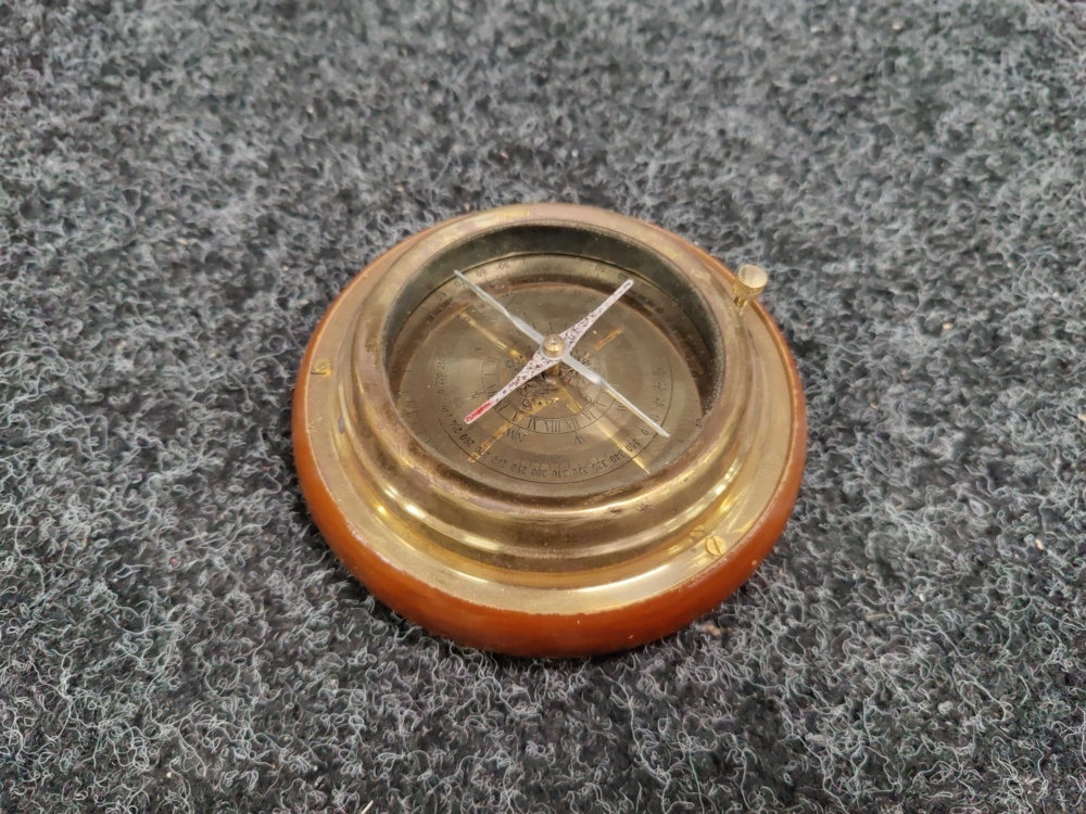1588687-1 Ship's compass in brass and dark wood