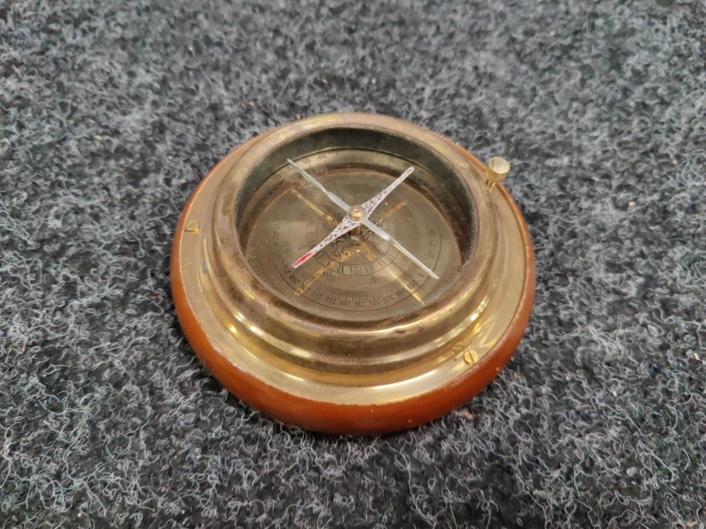 1588687-5 Ship's compass in brass and dark wood