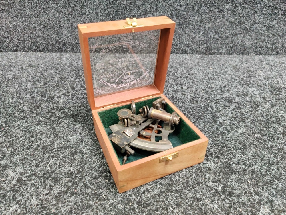 1588690-1 Brass sextant with maritime wooden box