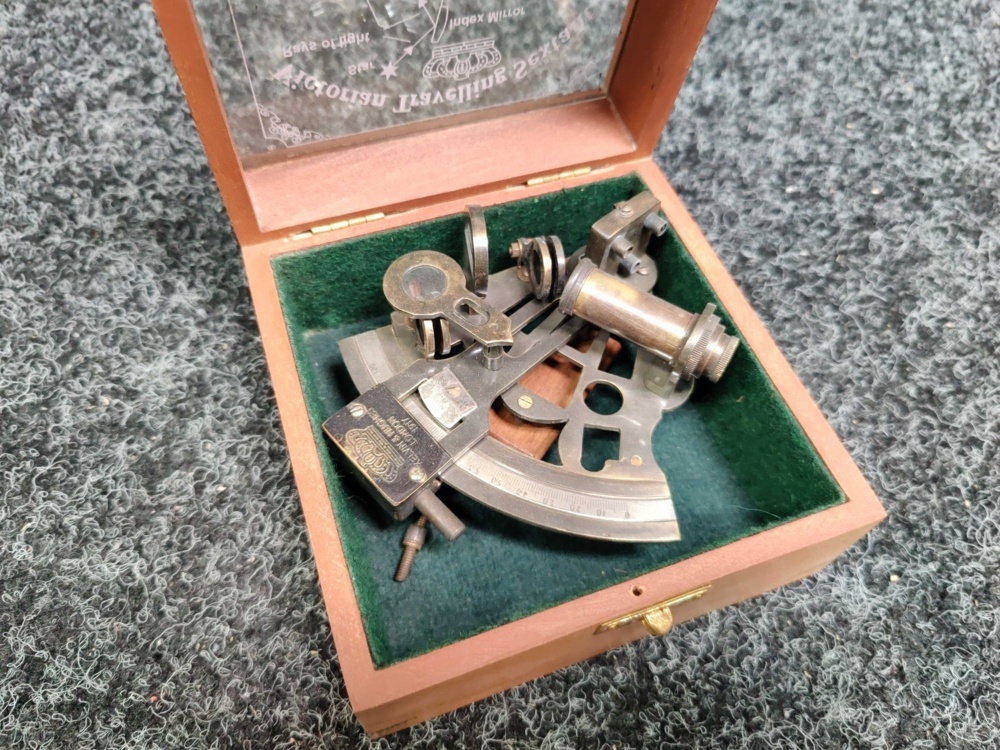 1588690-5 Brass sextant with maritime wooden box
