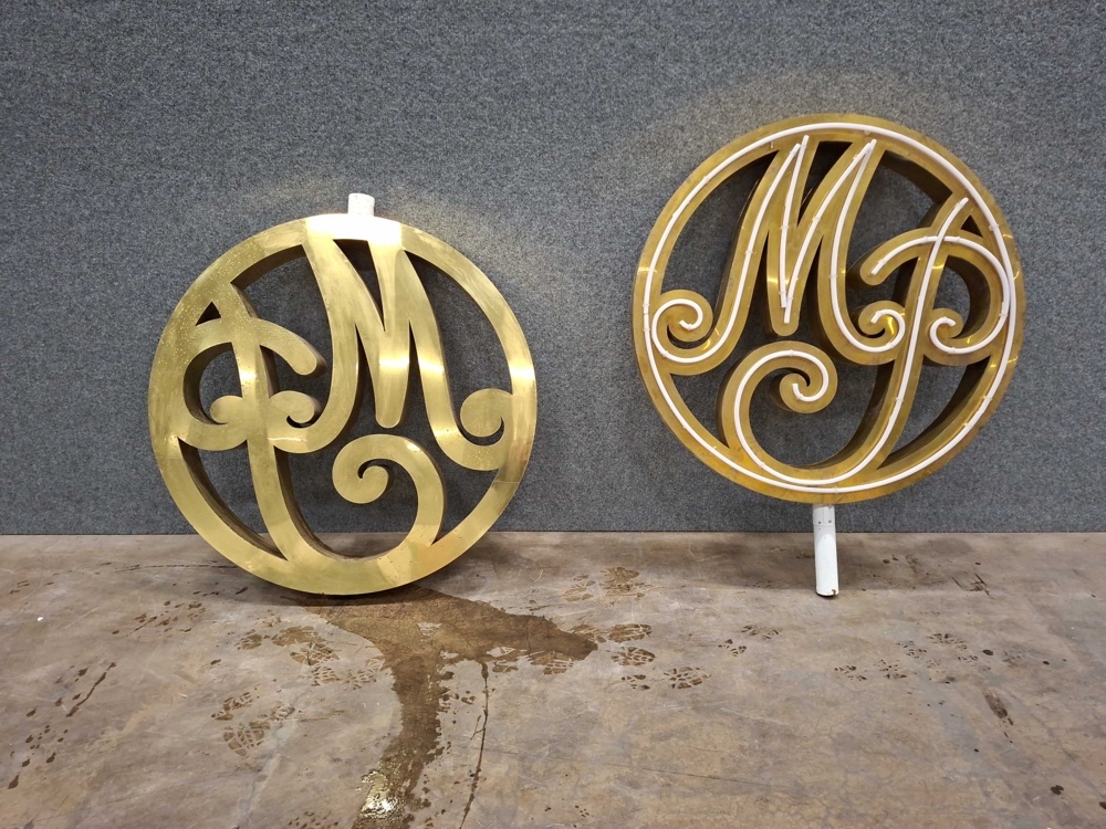 1587515-1 2 signs "MP"