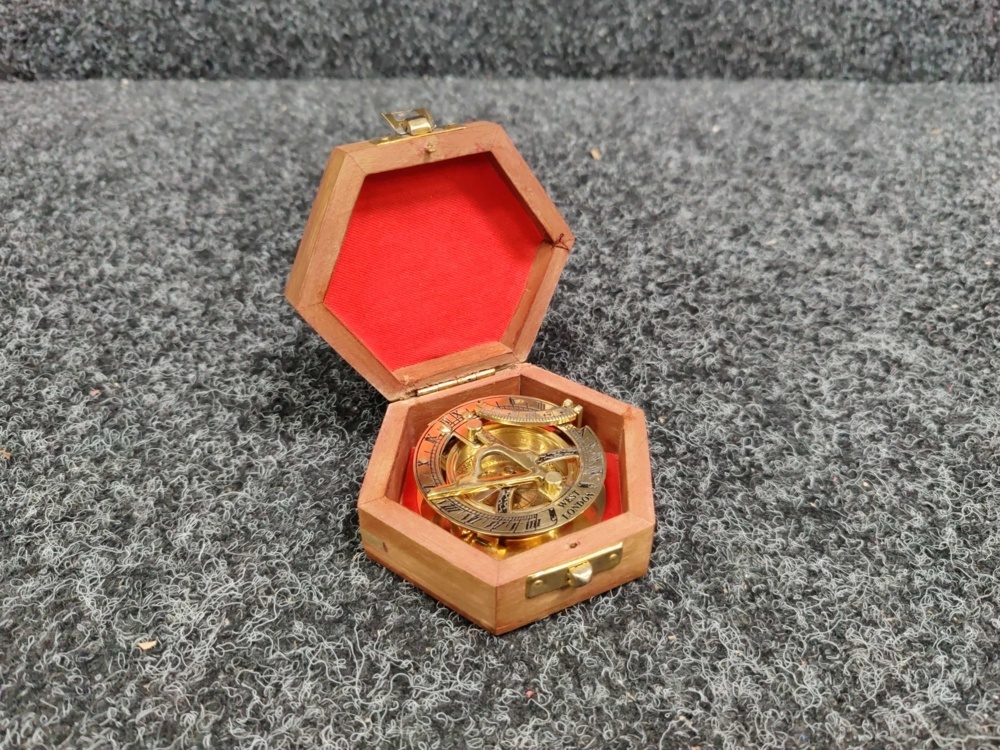 1588688-1 Brass sun compass with hexagonal wooden box