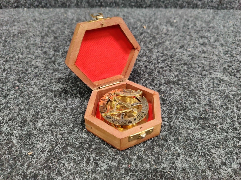 1588688-2 Brass sun compass with hexagonal wooden box