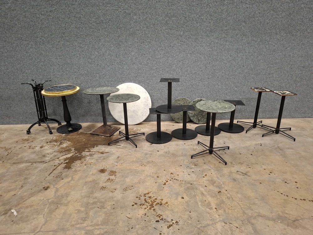 1587517-1 Table and brush stand