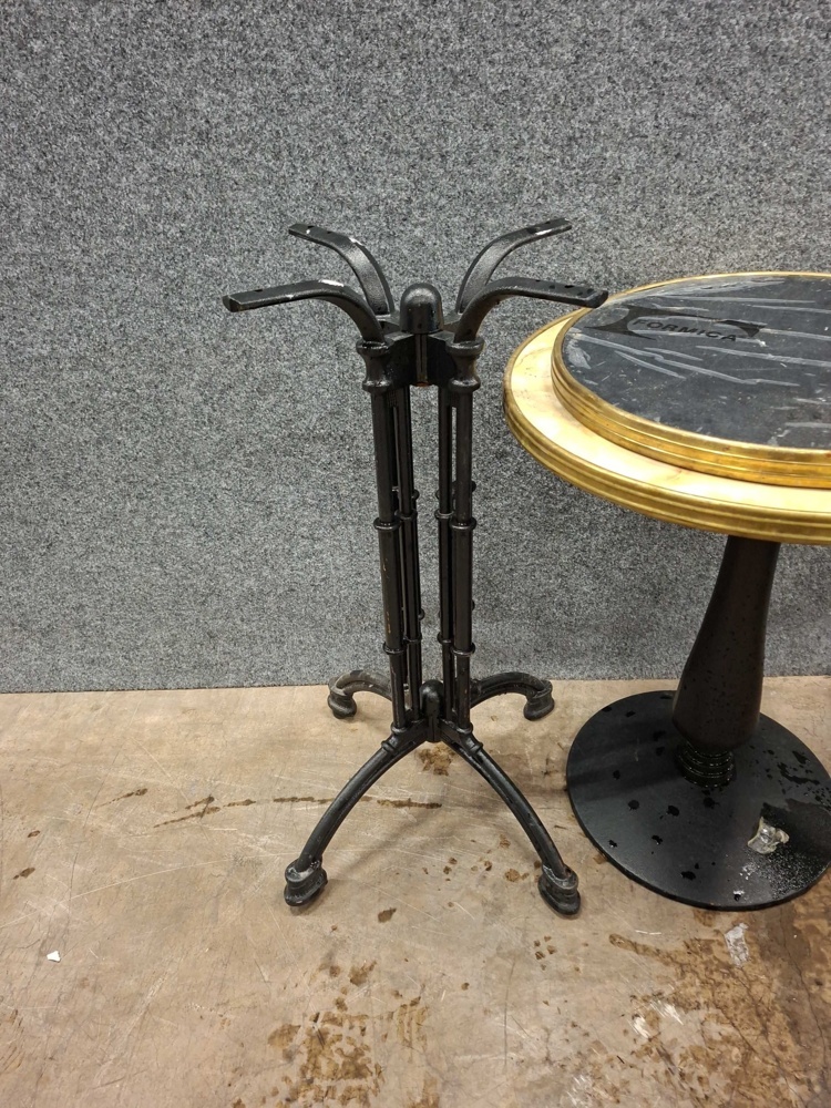 1587517-2 Table and brush stand