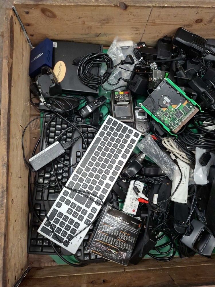1587525-2 Assortment of various electronics