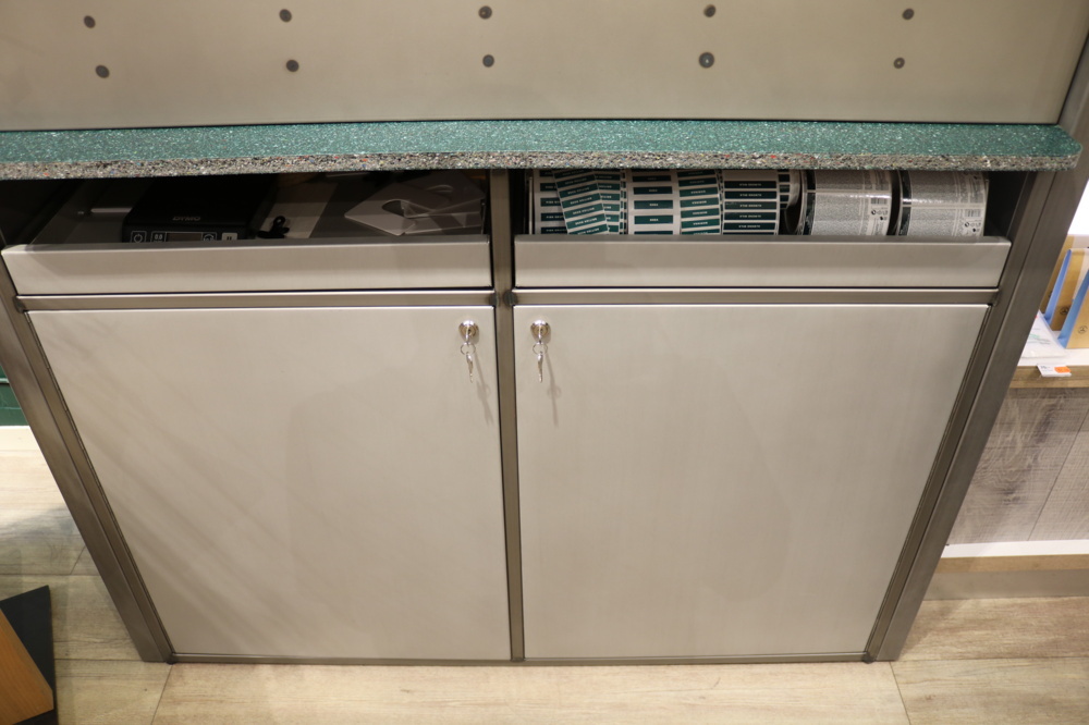 1515232-3 Sheet metal cabinet/shelf