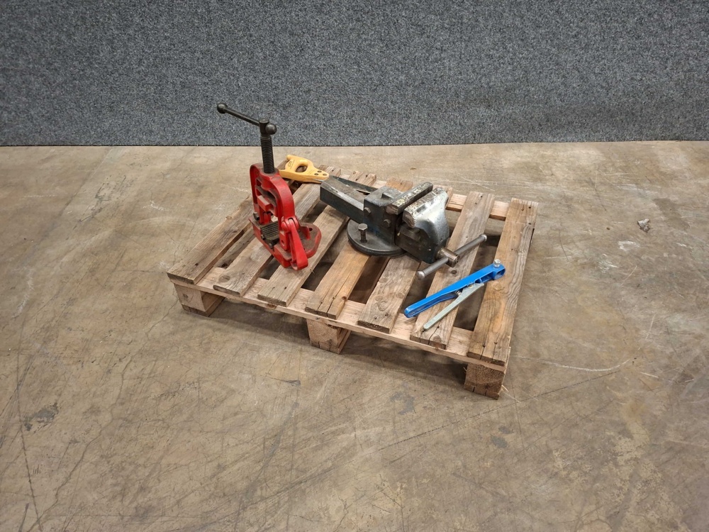 1587526-1 Screw anvil, pipe vice etc.