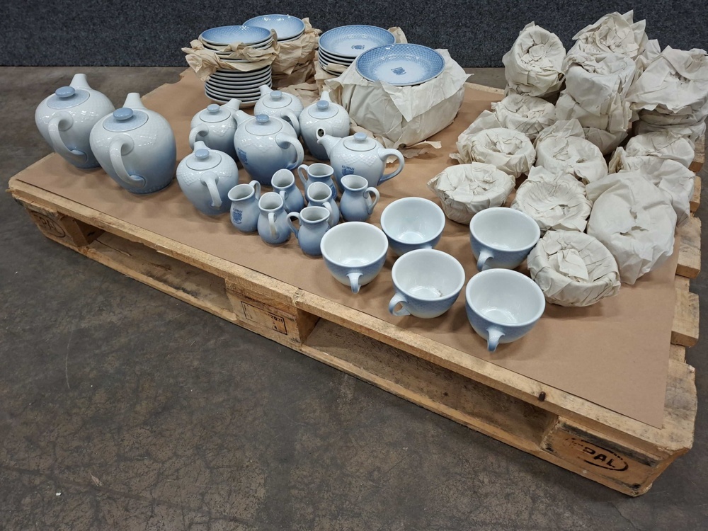1587528-2 Tea set