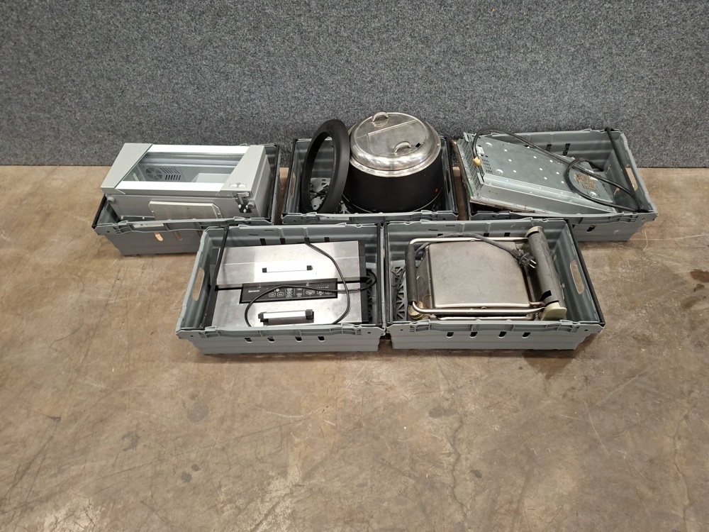 1587529-1 Assortment of commercial kitchen equipment