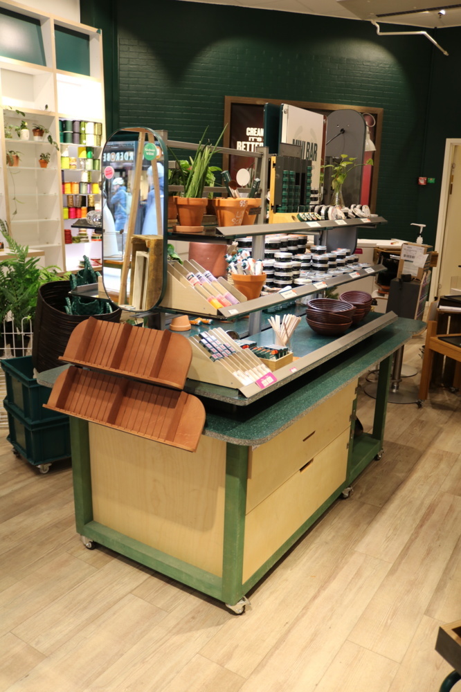 1515235-2 Exhibition table on wheels