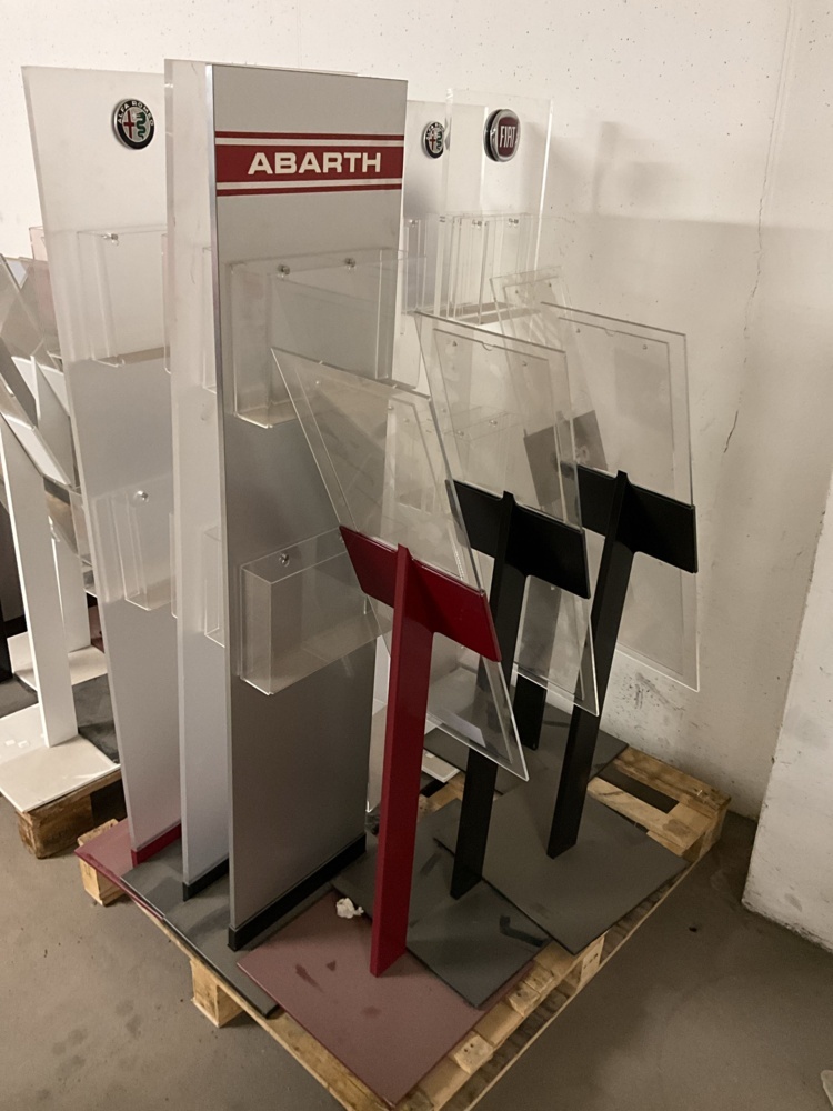 1473764-1 Lot with signs and stands