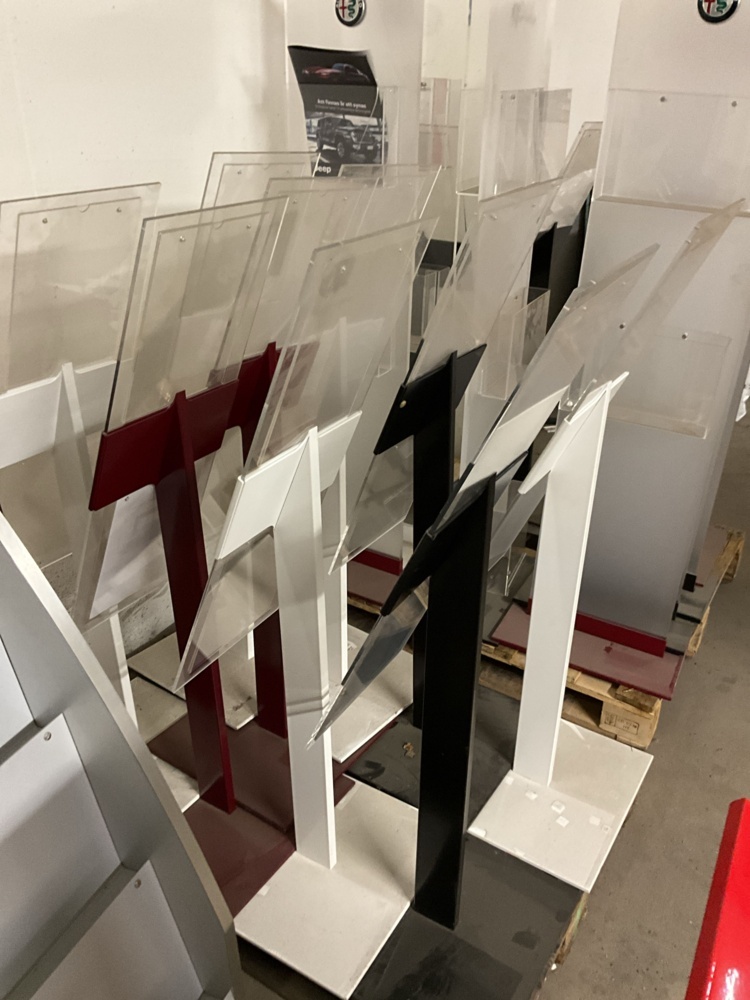1473764-2 Lot with signs and stands
