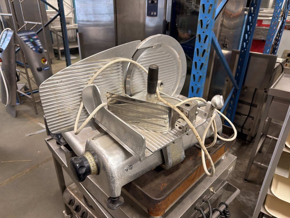 1566131-2 Restaurant equipment – cutting machine and heating equipment - Bizerba, Antunes/Roundup, etc.