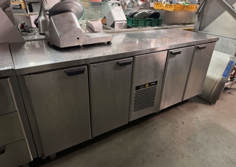 Refrigerated counter with 4 doors - Porkka Cold Line