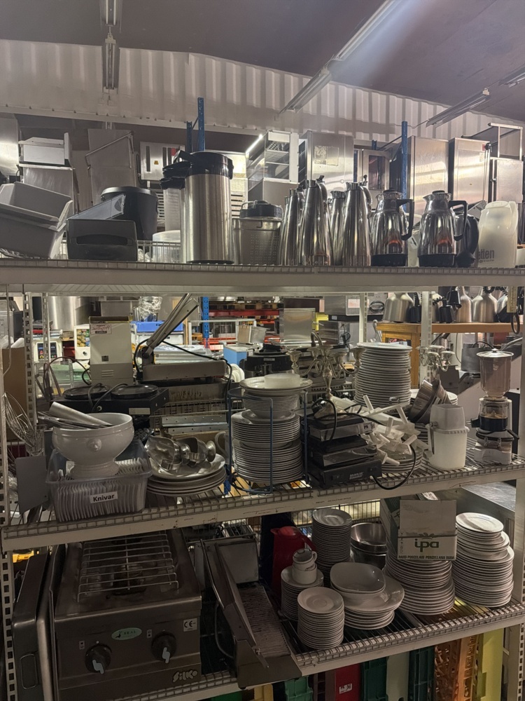 1566114-1 Restaurant equipment – gas stove, grill, coffee grinder, thermoses and crockery