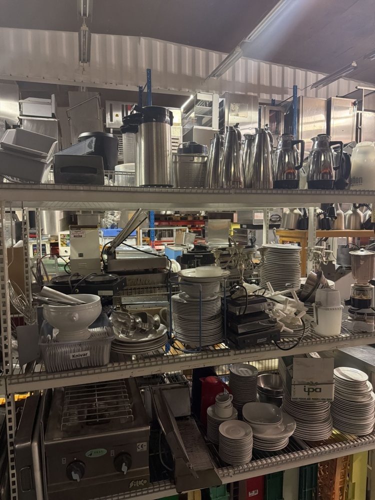 1566114-2 Restaurant equipment – gas stove, grill, coffee grinder, thermoses and crockery