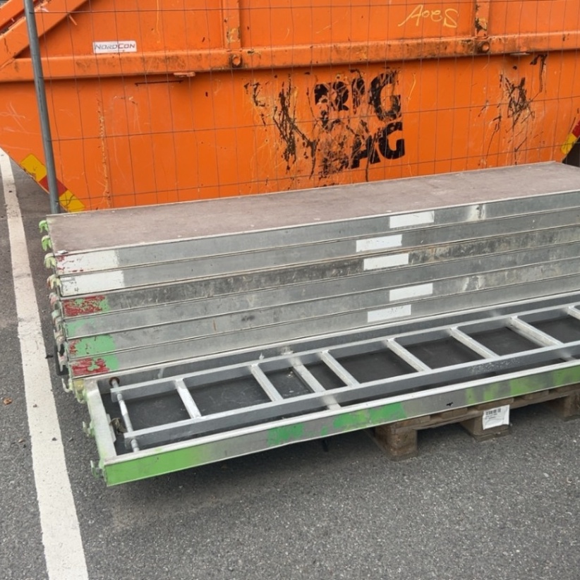 1540005-2 Large batch of scaffolding from Monzon