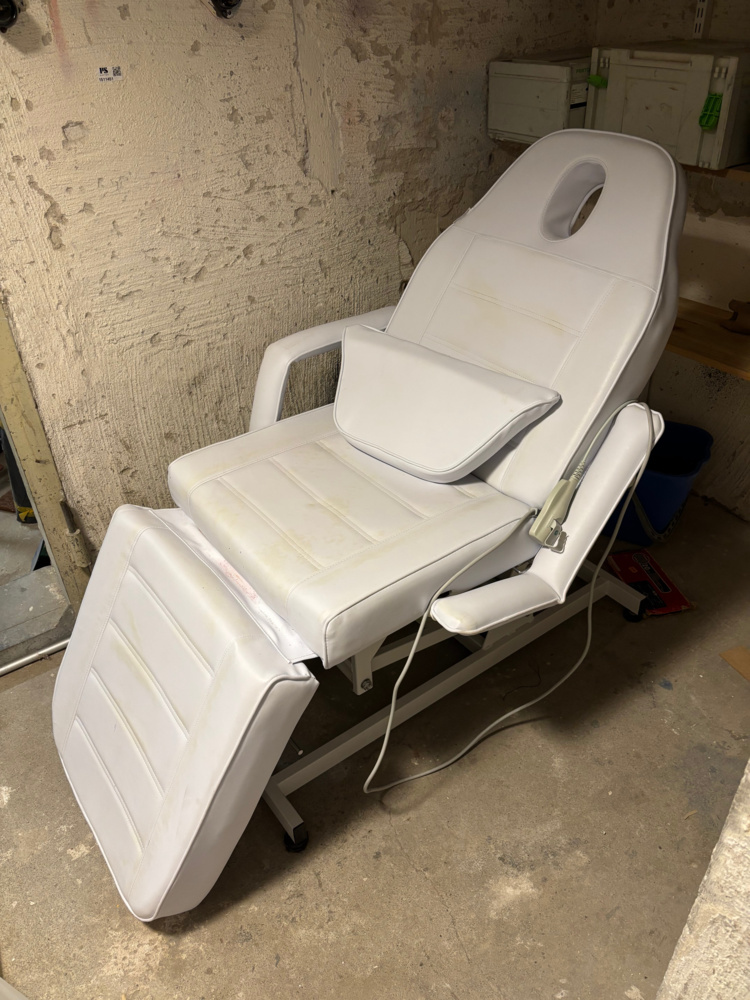 1511451-1 El-styrd behandlingsstol - Klinik Inredning Sverige AB
