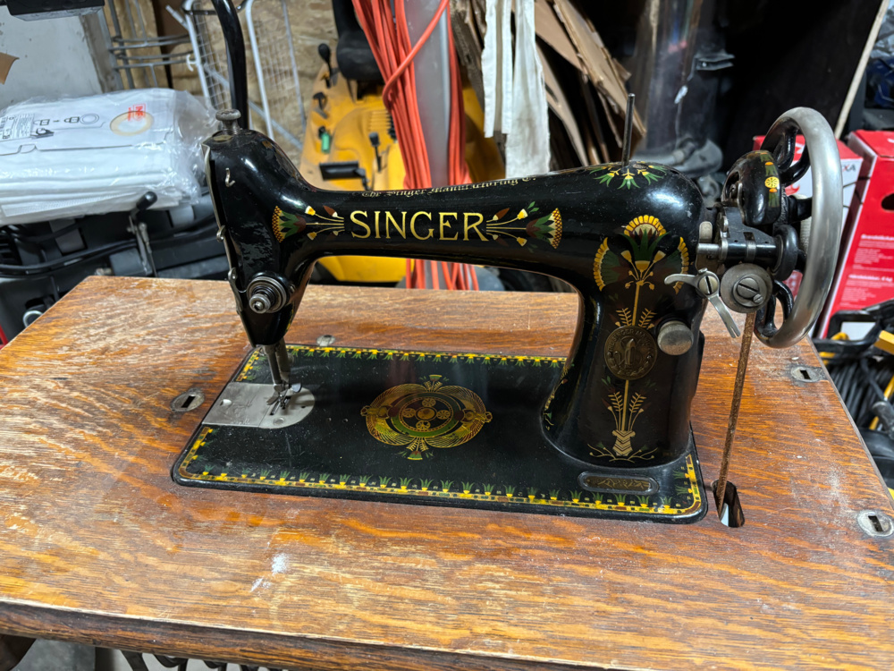 1511455-2 Symaskin med bord och trampstativ - Singer