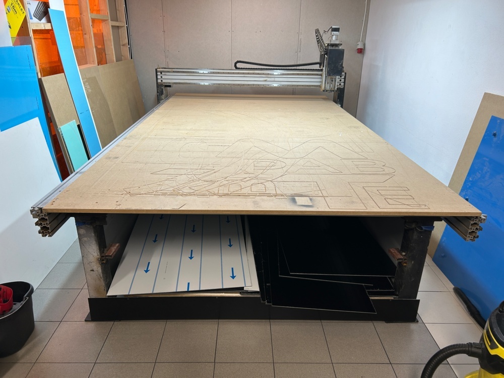 1546249-1 CNC-fräs med styrskåp