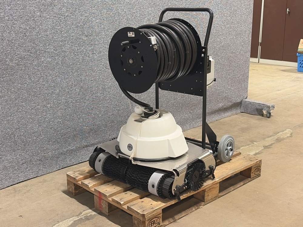 1576437-2 Pool vacuum cleaner with hose reel - Hexagone Chrono MP3 XL