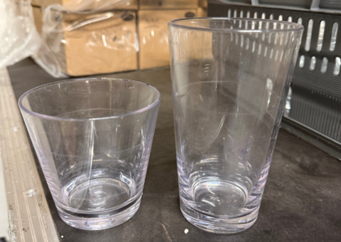 Samling med drinkglas och ölglas i plast – 7 backar