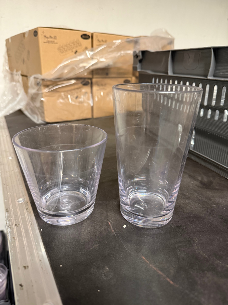 1563484-1 Samling med drinkglas och ölglas i plast – 7 backar