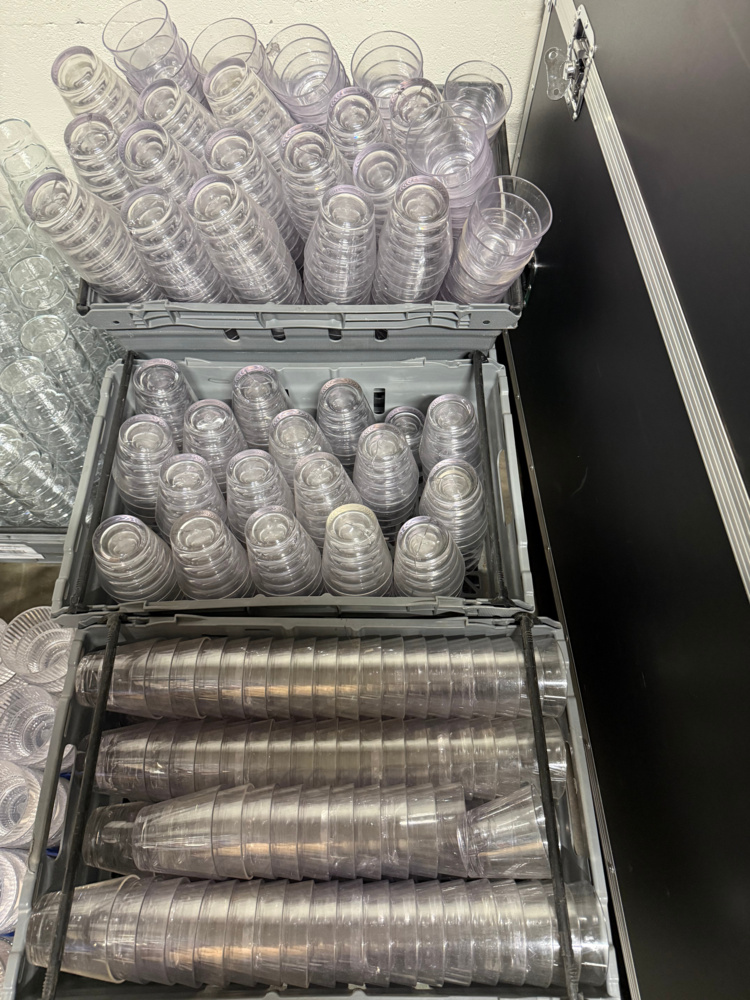 1563484-2 Samling med drinkglas och ölglas i plast – 7 backar
