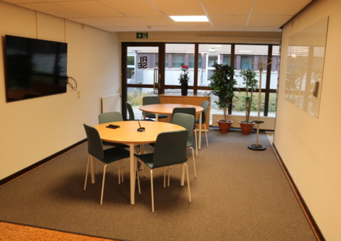 Entrance/meeting room/coffee room