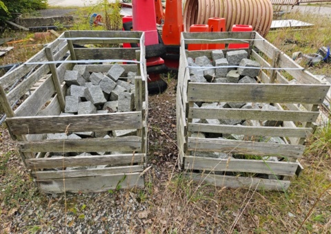 Parti med betongblock, marksten, markrör och byggmaterial