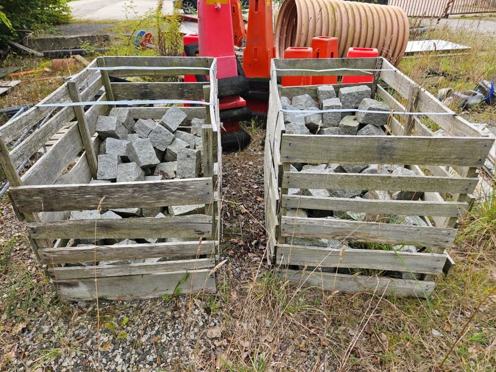 1546256-1 Parti med betongblock, marksten, markrör och byggmaterial