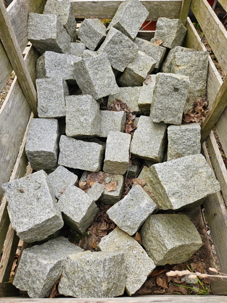 1546256-2 Parti med betongblock, marksten, markrör och byggmaterial