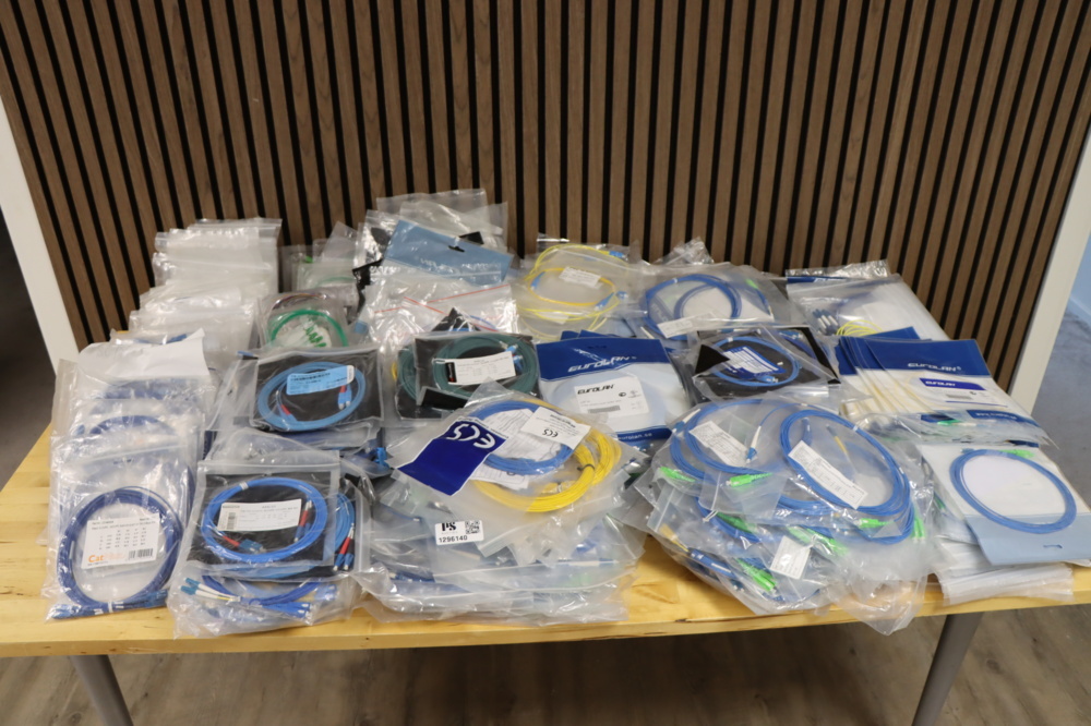 1296140-1 Parti 1000+ fiberoptiska patchkablar (parti 1)
