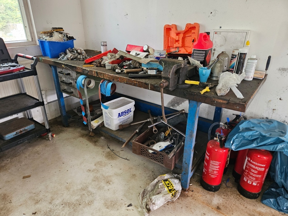 1546257-1 Workbench, storage shelves and tools