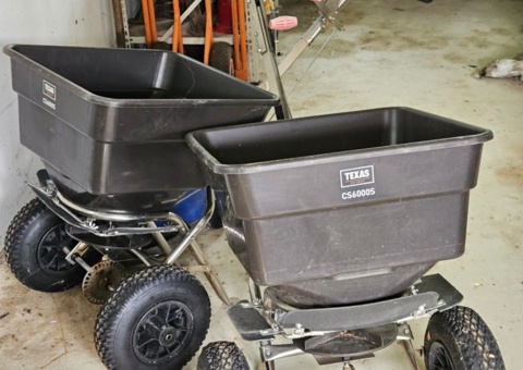 Spreader trailers 2 pcs with two pallets of road salt - Texas CS6000S