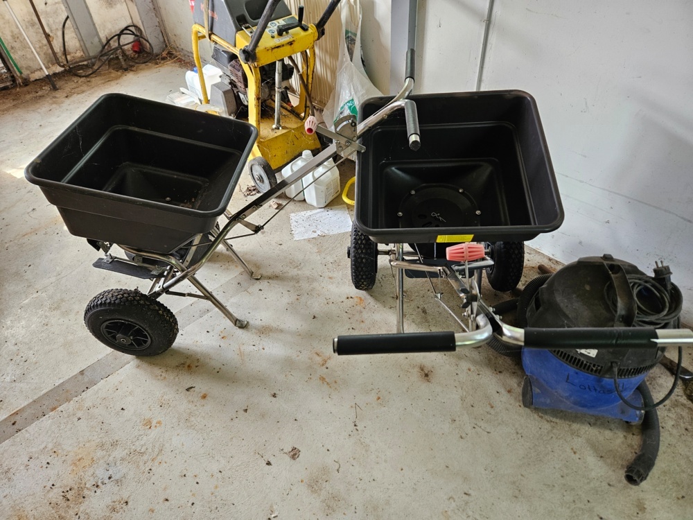 1546260-2 Spreader trailers 2 pcs with two pallets of road salt - Texas CS6000S