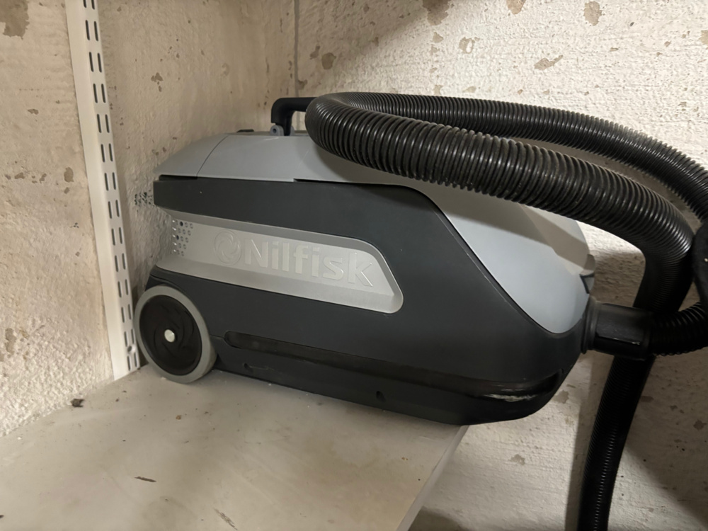 1511473-2 Samling med diverse städmaskiner och utrustning - Nilfisk, Fox, Wetrok m.fl.